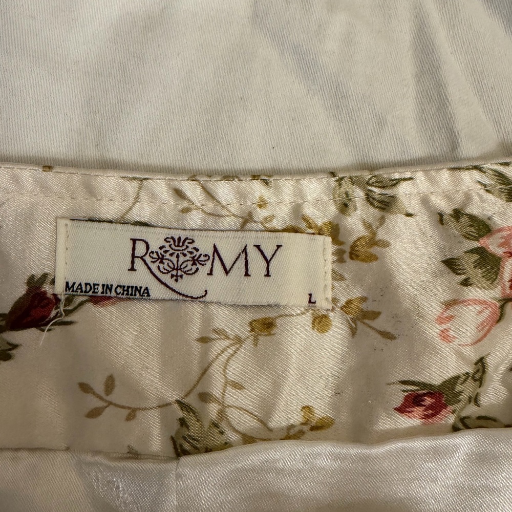 Romy-Flirty Shimmery Feminine & Hot - Picture 9 of 16